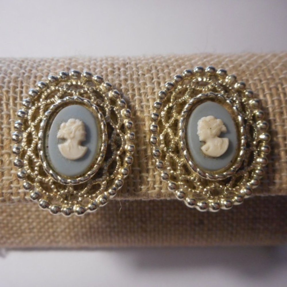 "Vtg Sarah Coventry Blue Cameo Clip Earrings "